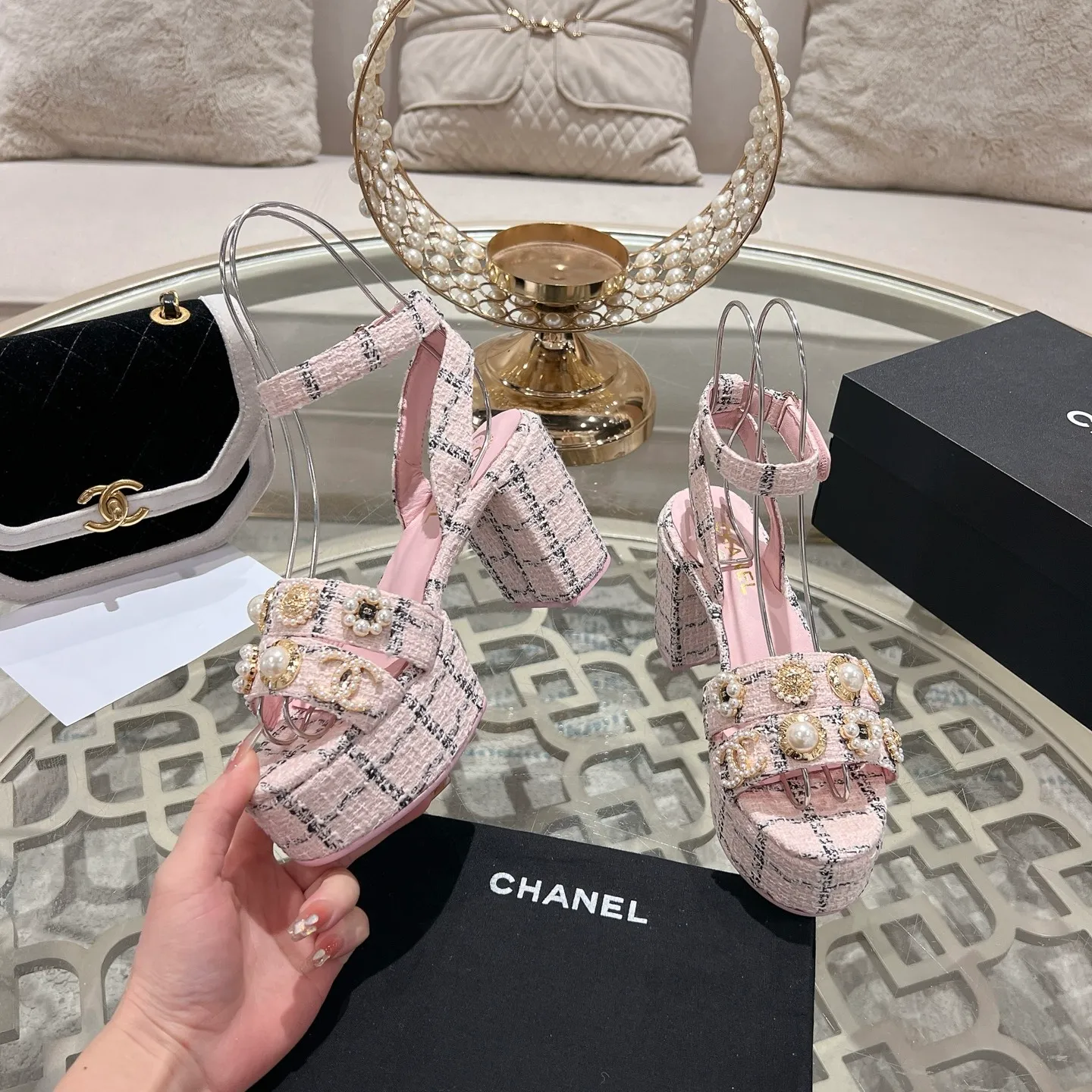 👟👟Ex-factory price 580👟👟 𝐂𝐇𝐀𝐍𝐄𝐋 | Xiaoxiang 25𝐬𝐬Spring and summer new products Counter classic catwalk models New series of high-heeled and waterproof platform sandals〰 A must-have in the fashion circle, the combination will interpret the meticulous, minimalist and classic elements that will never fade away It shows a unique dressing style that is too beautiful to say. A must-have for summer... Upper: Highly customized original specific fabrics. Lining: imported sheepskin lining. Outsole: original molded non-slip outsole. Heel height: 12cm. Waterproof platform: 2.5cm. Size: 35-39 (40.41.42 customization is not returnable)
